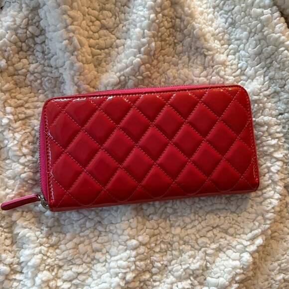 Like New CHANEL Red Patent Leather Zip Quilted Wallet w/Chanel Card - Picture 4 of 11